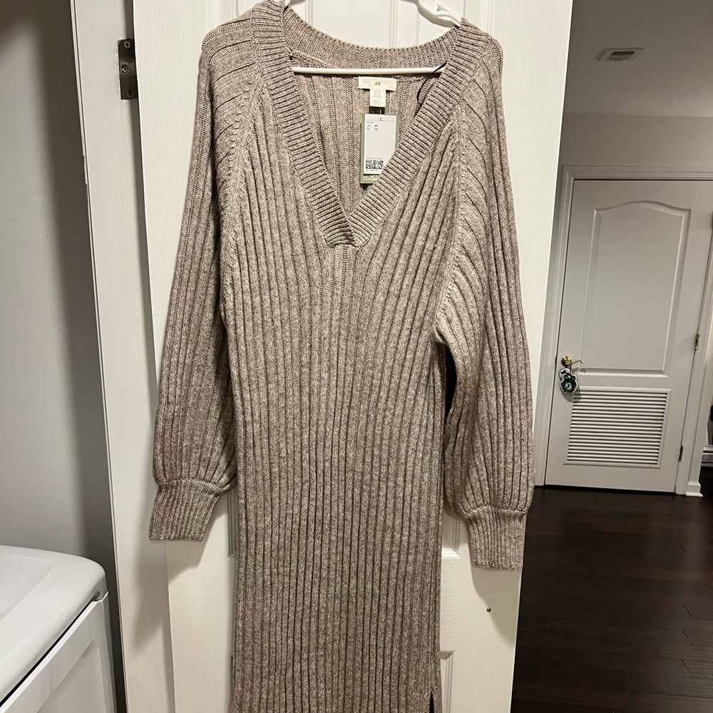 H and M sweater dress. Size XS. New with tags.